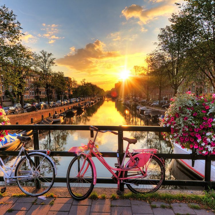 enchantingrhine_NETHERLANDS_Amsterdam_Canals-at-sunrise_ss_189863267_gallery
