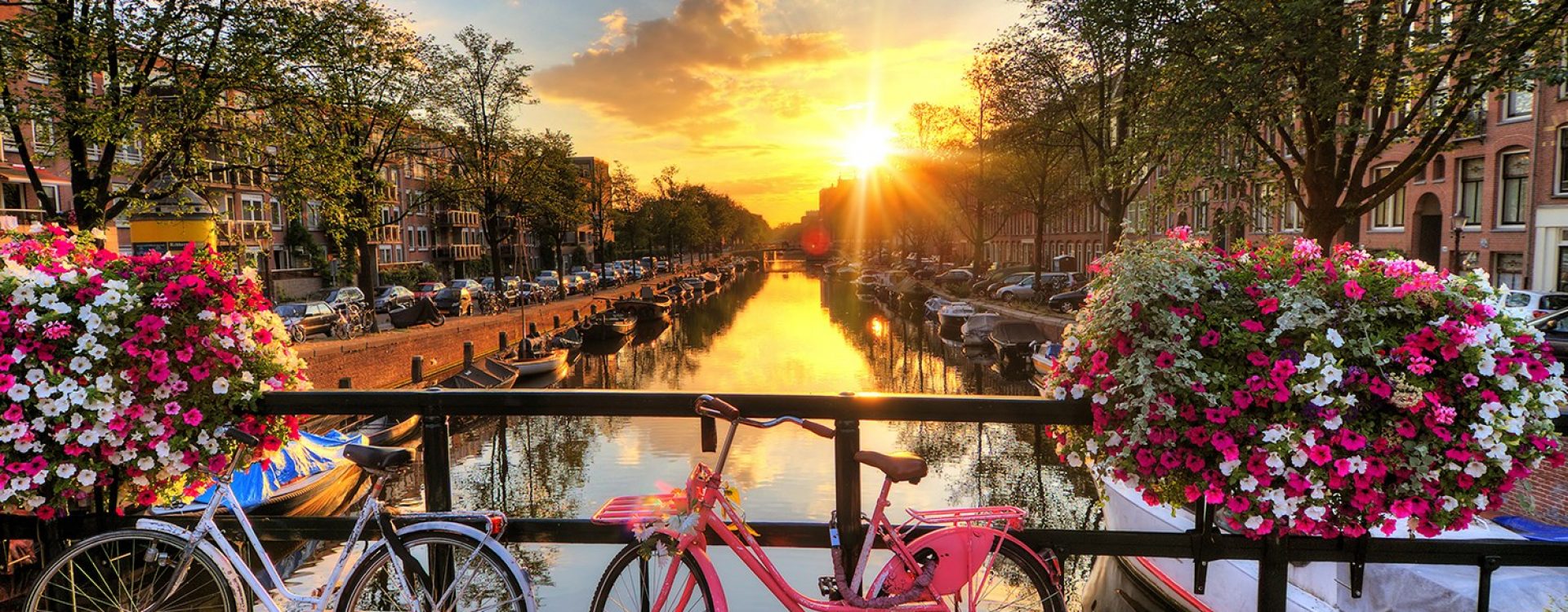 enchantingrhine_NETHERLANDS_Amsterdam_Canals-at-sunrise_ss_189863267_gallery